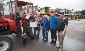 Rysky-arpajaisten pääpalkinto oli Valmet 604 vuosimallia 1985. Valmetilla on ajettu 2 600 tuntia. Valmetin voitti ylivieskalainen Matti Aho. Samalla lahjoitettiin 3 000 euron summa Pelastakaa Lapset ry:n Ylivieskan paikallisyhdistykselle. Kuskinpukilla Matti Aho, portailla Anna Katajala Pelastakaa Lapset ry:stä, Ylivieskan Kuulan puheenjohtaja Kari Yli-Hallila, Kuulan ja Rysky-tapahtuman puuhamies Väinö Haapakoski, Sakari Jääskelä Pelastakaa Lapset ry:stä ja Agco Suomi Oy:n Ylivieskan toimipisteen Rauno Somero.